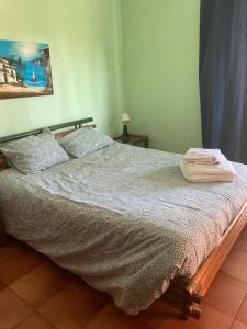 - un lit avec 2 serviettes dans une chambre dans l'établissement Lark Family, à Sesimbra