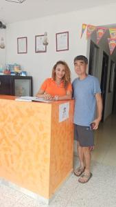 a man and a woman standing next to a counter at Hotel Daniels in Fonseca
