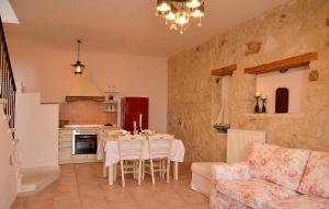 Kuchyňa alebo kuchynka v ubytovaní Olive Coast Suites
