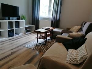 un soggiorno con un divano e un tavolo di Apartament z widokiem Tarnowskie Góry a Tarnowskie Góry