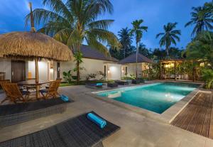 uma imagem de uma villa com piscina em KU Villas em Kuta Lombok