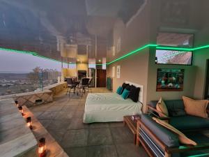 Weston Guest House Krugersdorp客房内的一张或多张床位