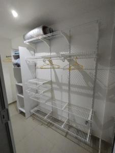 una nevera blanca con estanterías vacías en una cocina en Condomínio Manihi - cobertura, en Cabo Frío