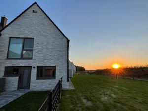 Východ nebo západ slunce při pohledu z prázdninového domu nebo okolí