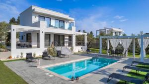 Bazén v ubytování Johnny's White Luxury Villa nebo v jeho okolí