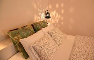 Posteľ alebo postele v izbe v ubytovaní Olive Coast Suites