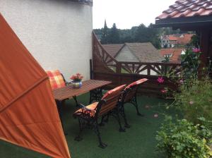 eine Terrasse mit 2 Bänken, einem Tisch und einem Pavillon in der Unterkunft Ferienwohnung Mönch in Christes