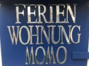 Un signe avec les mots quinze qui y travaillent dans l'établissement Traumhafte Maisonette-Wohnung im Schwarzwald, à Freudenstadt