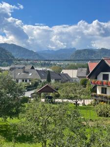 Blick auf eine Stadt mit Häusern und Bäumen in der Unterkunft Turistična kmetija Grabnar in Bled