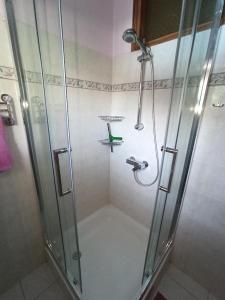 W łazience znajduje się prysznic ze szklanymi drzwiami. w obiekcie Pokój w Warszawie-Wawer w Warszawie