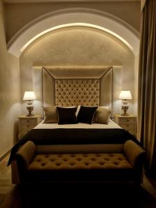 una camera con un grande letto e due lampade di Carpegna Suite 92 Apartment Wellness e Spa a Roma