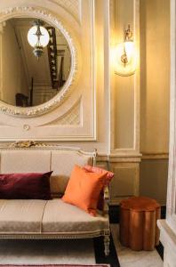 a room with a mirror and a couch with pillows at Huis Dujardin Bed&Breakfast in Antwerp