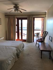 Postel nebo postele na pokoji v ubytování Riverfront Homestay