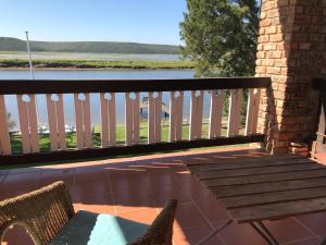 Balkón nebo terasa v ubytování Riverfront Homestay