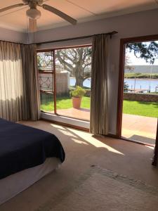 Postel nebo postele na pokoji v ubytování Riverfront Homestay