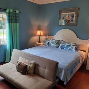 A bed or beds in a room at Lagoona Villa