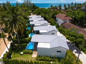 an overhead view of a row of houses on the beach at Bougain Villas in Salad Beach