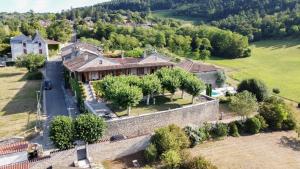 eine Luftansicht eines Hauses mit einer Steinmauer in der Unterkunft Clos de Mont July, architecture XVIIIe au cœur de la nature in Ceyzériat