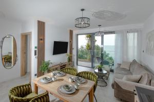 Televízia a/alebo spoločenská miestnosť v ubytovaní Resort HEVENIA Rewal 3