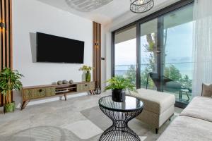 Televízia a/alebo spoločenská miestnosť v ubytovaní Resort HEVENIA Rewal 3
