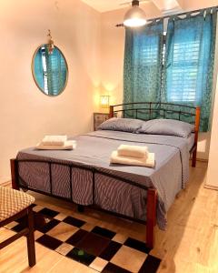 een slaapkamer met een bed met twee handdoeken erop bij Apartments Splitska Dream in Splitska