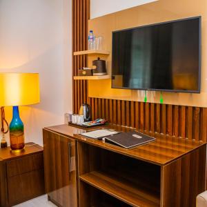 Televisyen dan/atau pusat hiburan di Isglo Hotels Ikoyi