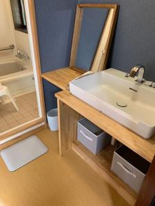 Ванная комната в あざみ庵山中温泉