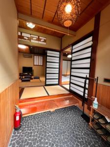 uma entrada para uma casa de saquê japonesa com em あざみ庵山中温泉 em Kaga