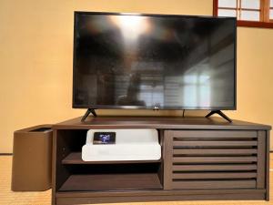 TV i/ili multimedijalni sistem u objektu あざみ庵山中温泉