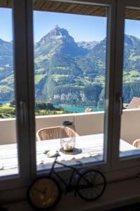 una vista de una montaña vista a través de una ventana en Traumhafte Sonnenresidenz mit Berg- und Seeblick, en Amden