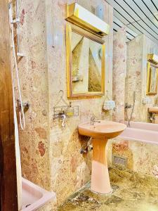 een badkamer met een wastafel, een spiegel en een bad bij Apartments Splitska Dream in Splitska