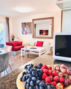 un plato de fruta en una mesa en la sala de estar en Apartments Splitska Dream, en Splitska