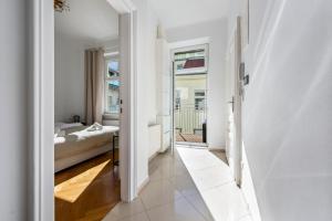 korytarzem prowadzącym do sypialni z łóżkiem w obiekcie A&S Center Apartment Vienna w Wiedniu