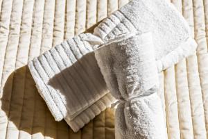 biały ręcznik leżący na łóżku w obiekcie A&S Center Apartment Vienna w Wiedniu +18 zdjęć