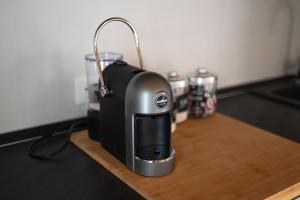 Coffee and tea making facilities at La casa di Anna green