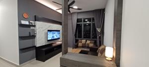 een woonkamer met een bank en een televisie bij Modern Lifestyle ARC Austin Hills in Johor Bahru