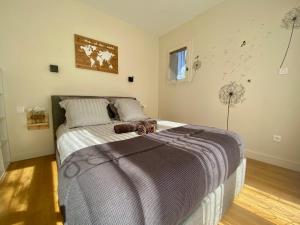 Un dormitorio con una cama con una manta. en Gîte tout confort entre Marmande et Tonneins, en Birac-sur-Trec