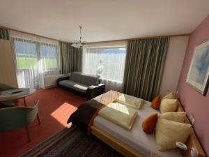 ein Schlafzimmer mit einem Bett und ein Wohnzimmer in der Unterkunft Appartment Sonnenschein in Uttendorf