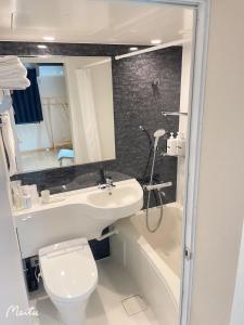 y baño con lavabo, aseo y bañera. en Leisure hotel 中野, en Tokio 22 fotos más
