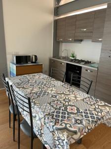 A kitchen or kitchenette at Casa Giulietta - ombrellone e 2 lettini inclusi