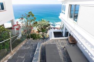uma vista para o oceano a partir da varanda de uma casa em Wish you were here em Puerto de la Madera