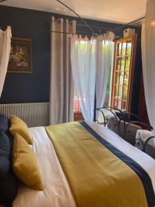 - une chambre avec un lit et une fenêtre dans l'établissement Hotel Kieffer, à Itterswiller