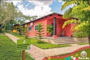 una casa roja con un cartel delante en Hotel de Campo Villa de Ada en Gracias