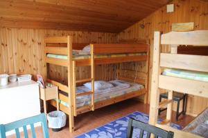Двох'ярусне ліжко або двоярусні ліжка в номері Rödlix Vandrarhem & Camping