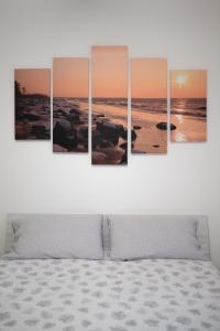 - un coucher de soleil sur la plage sur les murs en toile dans l'établissement La casa di Anna, à Domegliara