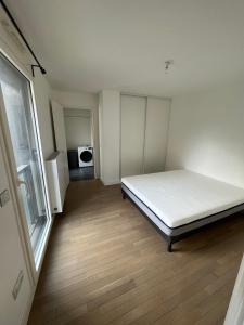 Cama ou camas em um quarto em Fully Furnished 1 Bedroom Apartment Suite 54 Sqm
