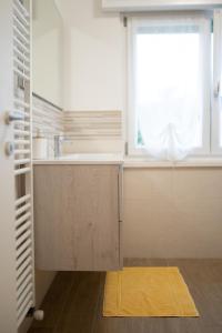 une cuisine avec un évier et une fenêtre dans l'établissement La casa di Anna, à Domegliara