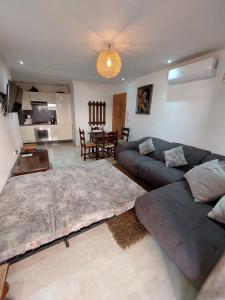 - un salon avec un canapé et une table dans l'établissement Appartement pied dans l'eau imi Ouaddar, à Agadir nʼ Aït Sa