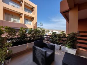 d'un balcon avec des chaises et des plantes dans un bâtiment. dans l'établissement Appartement pied dans l'eau imi Ouaddar, à Agadir nʼ Aït Sa