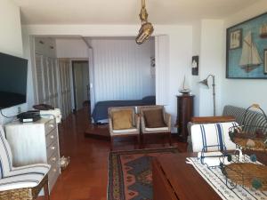 Uma área de estar em Apartment over the Ocean